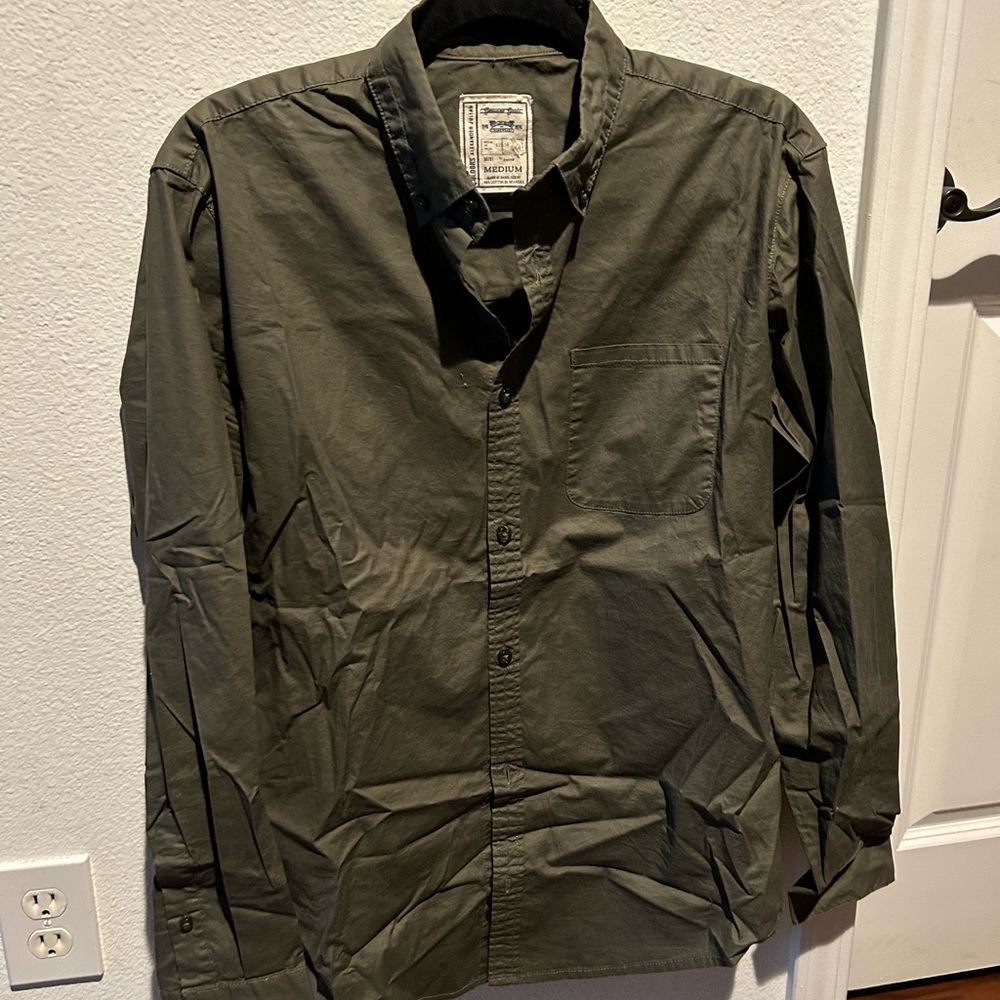 Men’s medium olive dark twill button up shirt